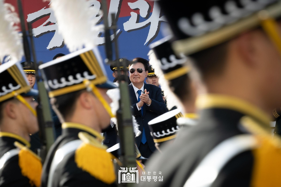 10월 1일 윤석열 대통령은 국군의 날 기념식에 이어 광화문에서 국민과 함께하는 시가행진을 주관했습니다.