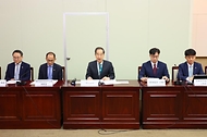 한덕수 국무총리가 2일 세종대로 정부서울청사에서 열린 2025년 APEC 정상회의 준비위원회 회의에서 발언을 하고 있다.