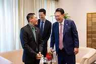 10월 9일 윤석열 대통령 부부는 싱가포르 국빈 방문을 마치고 라오스에서 열리는 아세안 정상회의 참석을 위해 출국했습니다.