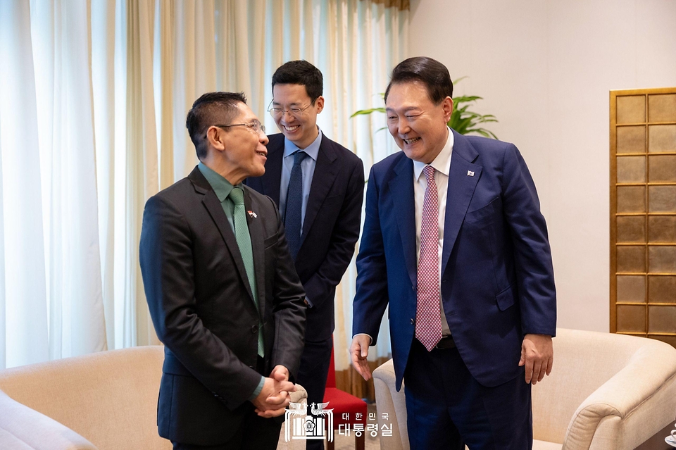 10월 9일 윤석열 대통령 부부는 싱가포르 국빈 방문을 마치고 라오스에서 열리는 아세안 정상회의 참석을 위해 출국했습니다.