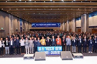 한덕수 국무총리가 8일 제주도 서귀포시 해비치호텔 제주에서 열린 2024 중소기업 리더스포럼 개막식에 참석, 격려사를 하고 있다.