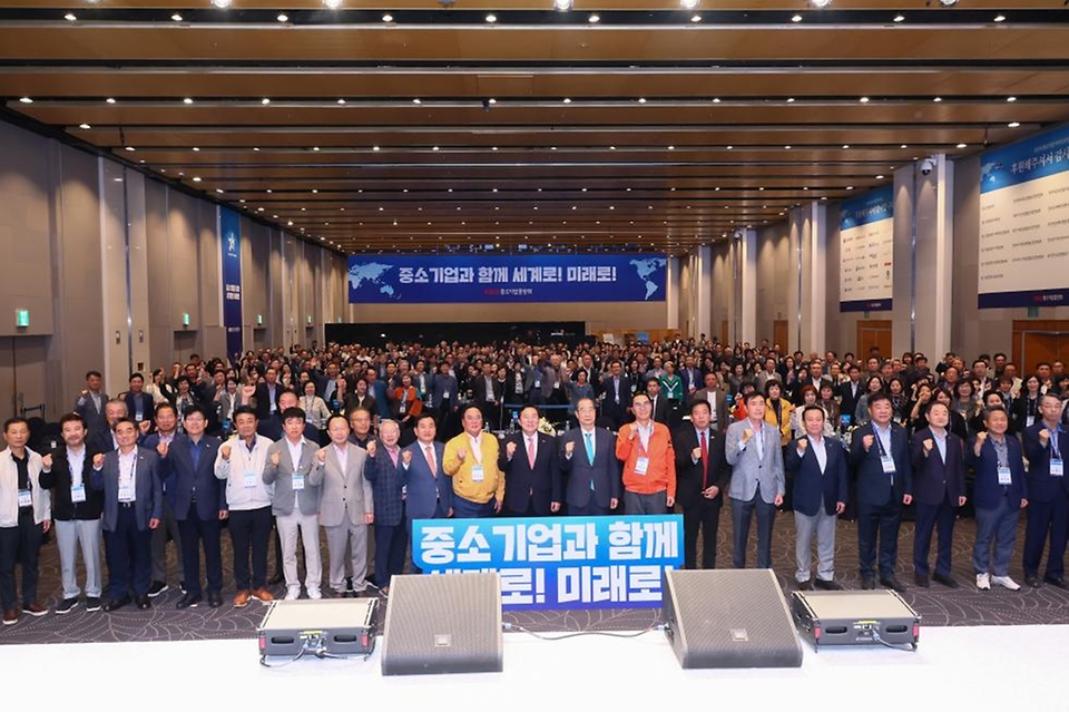 한덕수 국무총리가 8일 제주도 서귀포시 해비치호텔 제주에서 열린 2024 중소기업 리더스포럼 개막식에 참석, 격려사를 하고 있다.