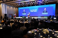 한덕수 국무총리가 8일 제주도 서귀포시 해비치호텔 제주에서 열린 2024 중소기업 리더스포럼 개막식에 참석, 격려사를 하고 있다.