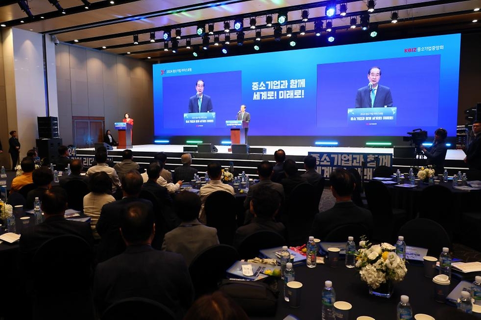 한덕수 국무총리가 8일 제주도 서귀포시 해비치호텔 제주에서 열린 2024 중소기업 리더스포럼 개막식에 참석, 격려사를 하고 있다.