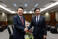 10월 8일 윤석열 대통령은 로렌스 웡 싱가포르 총리와 한-싱가포르 정상회담을 갖고, 양국 간 실질 협력 증진 방안을 논의했습니다.