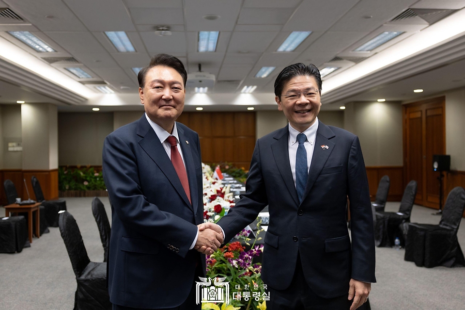 10월 8일 윤석열 대통령은 로렌스 웡 싱가포르 총리와 한-싱가포르 정상회담을 갖고, 양국 간 실질 협력 증진 방안을 논의했습니다.