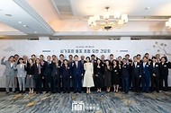 10월 9일 싱가포르를 국빈 방문 중인 윤석열 대통령 부부는 싱가포르 시내 호텔에서 현지 동포 약 160명을 초청해 오찬을 겸한 간담회를 가졌습니다.
