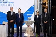 10월 9일 싱가포르를 국빈 방문 중인 윤석열 대통령은 동남아연구소(ISEAS: Institute of Southeast Asian Studies)가 주관하는 〈싱가포르 렉처〉에 참석해 〈자유, 평화, 번영의 인도-태평양을 위한 한반도 통일 비전〉이라는 주제로 연설을 했습니다.