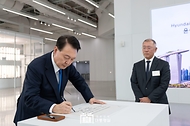 10월 8일 윤석열 대통령은 싱가포르의 주롱 혁신지구에 위치한 ‘현대차 글로벌 혁신센터’(이하 혁신센터)를 방문했습니다.