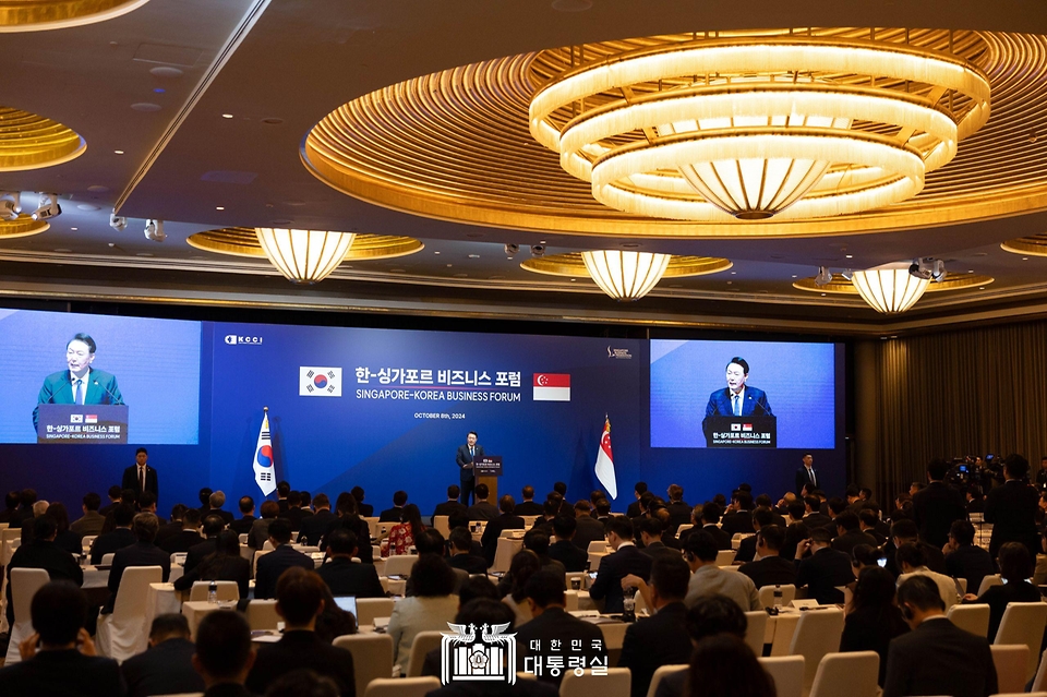 10월 8일 윤석열 대통령은 싱가포르의 시내 호텔에서 열린 「한-싱가포르 비즈니스 포럼」에 참석했습니다.