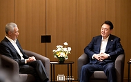 10월 8일 윤석열 대통령은 전직 싱가포르 총리인 리센룽 선임장관을 접견하고, 양국 관계와 지역 및 국제 정세에 대해 의견을 교환했습니다.