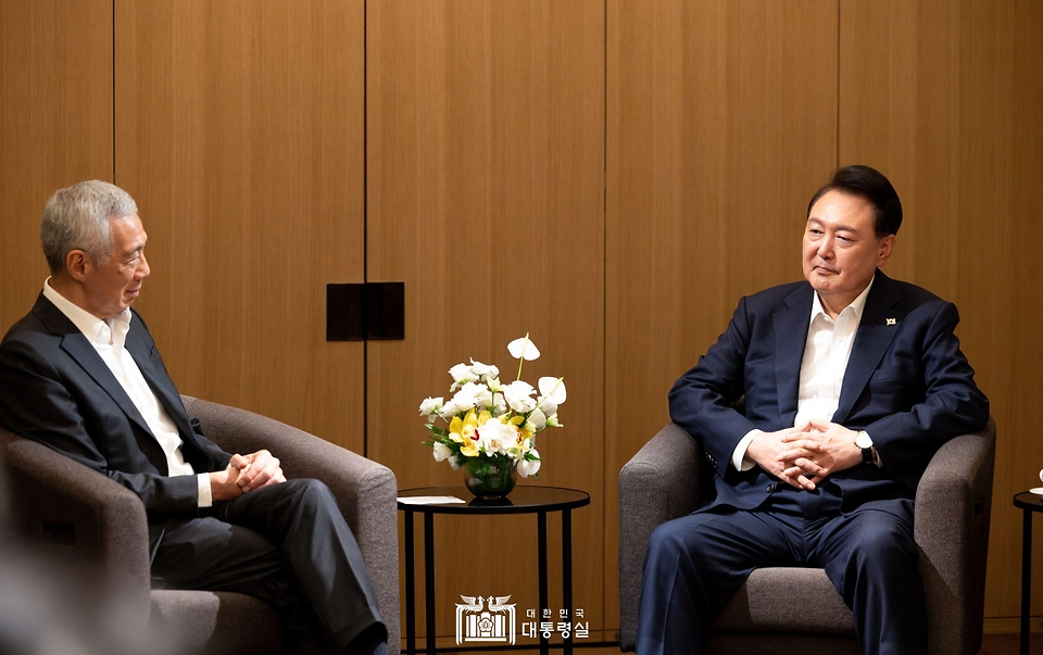 10월 8일 윤석열 대통령은 전직 싱가포르 총리인 리센룽 선임장관을 접견하고, 양국 관계와 지역 및 국제 정세에 대해 의견을 교환했습니다.
