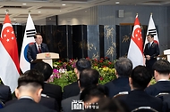 10월 8일 윤석열 대통령은 로렌스 웡 싱가포르 총리와 함께 한-싱가포르 조약·MOU 체결식에 임석하고 공동언론발표를 했습니다.