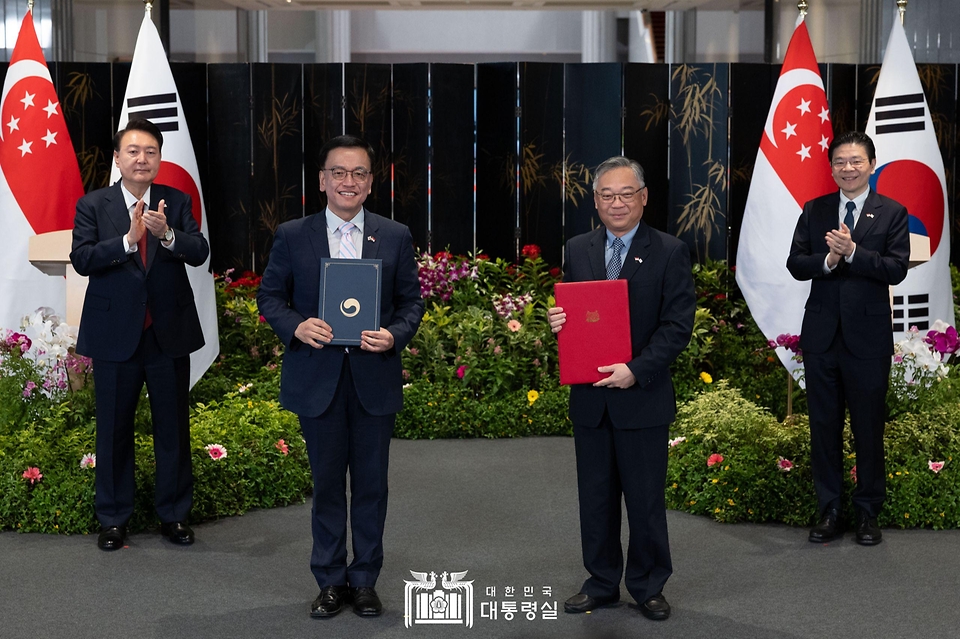 10월 8일 윤석열 대통령은 로렌스 웡 싱가포르 총리와 함께 한-싱가포르 조약·MOU 체결식에 임석하고 공동언론발표를 했습니다.