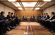 10월 8일 윤석열 대통령은 전직 싱가포르 총리인 리센룽 선임장관을 접견하고, 양국 관계와 지역 및 국제 정세에 대해 의견을 교환했습니다.