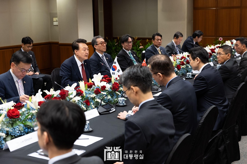10월 8일 윤석열 대통령은 로렌스 웡 싱가포르 총리와 한-싱가포르 정상회담을 갖고, 양국 간 실질 협력 증진 방안을 논의했습니다.