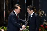 10월 8일 윤석열 대통령은 로렌스 웡 싱가포르 총리와 함께 한-싱가포르 조약·MOU 체결식에 임석하고 공동언론발표를 했습니다.