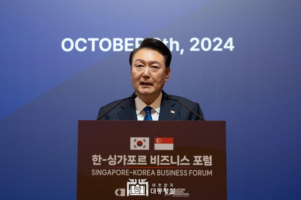 10월 8일 윤석열 대통령은 싱가포르의 시내 호텔에서 열린 「한-싱가포르 비즈니스 포럼」에 참석했습니다.