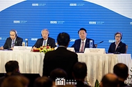 10월 9일 싱가포르를 국빈 방문 중인 윤석열 대통령은 동남아연구소(ISEAS: Institute of Southeast Asian Studies)가 주관하는 〈싱가포르 렉처〉에 참석해 〈자유, 평화, 번영의 인도-태평양을 위한 한반도 통일 비전〉이라는 주제로 연설을 했습니다.
