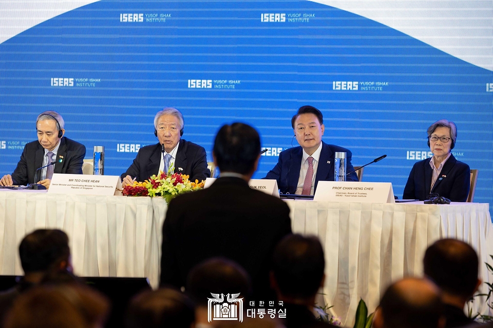 10월 9일 싱가포르를 국빈 방문 중인 윤석열 대통령은 동남아연구소(ISEAS: Institute of Southeast Asian Studies)가 주관하는 〈싱가포르 렉처〉에 참석해 〈자유, 평화, 번영의 인도-태평양을 위한 한반도 통일 비전〉이라는 주제로 연설을 했습니다.