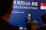 10월 8일 윤석열 대통령은 싱가포르의 시내 호텔에서 열린 「한-싱가포르 비즈니스 포럼」에 참석했습니다.