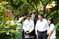 10월 8일 윤석열 대통령 부부는 로렌스 웡 싱가포르 총리 부부와 함께 국립식물원을 방문해 ‘난초 명명식’에 참석했습니다.