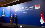 10월 8일 윤석열 대통령은 싱가포르의 시내 호텔에서 열린 「한-싱가포르 비즈니스 포럼」에 참석했습니다.