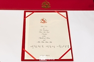 10월 8일 윤석열 대통령 부부는 싱가포르 타르만 샨무가라트남 싱가포르 대통령과 함께 공식환영식에 참석했습니다.
