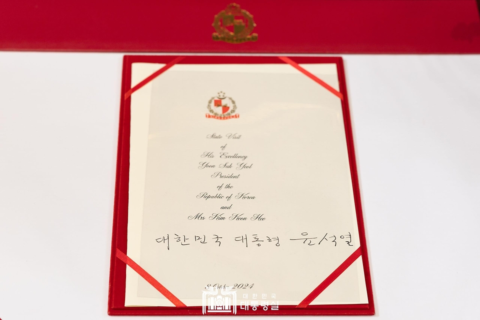 10월 8일 윤석열 대통령 부부는 싱가포르 타르만 샨무가라트남 싱가포르 대통령과 함께 공식환영식에 참석했습니다.