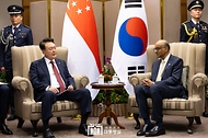 10월 8일 윤석열 대통령은 싱가포르 타르만 샨무가라트남 싱가포르 대통령과 면담을 가졌습니다.
