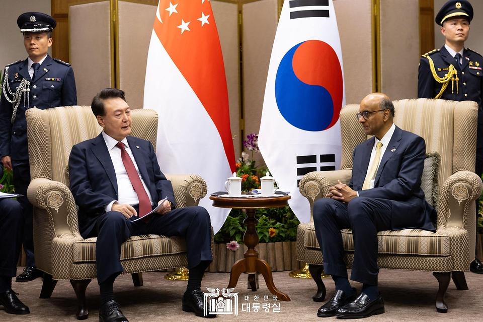 10월 8일 윤석열 대통령은 싱가포르 타르만 샨무가라트남 싱가포르 대통령과 면담을 가졌습니다.