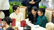 10월 8일 윤석열 대통령 부부는 타르만 산무가라트남 싱가포르 대통령 부부와 함께 국빈 만찬을 가졌습니다.
