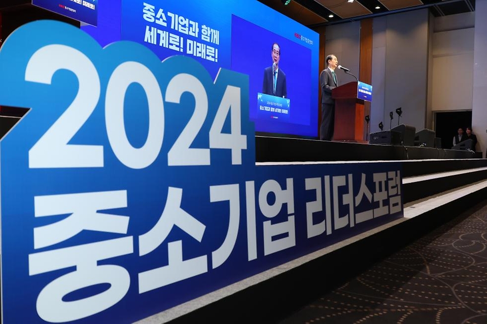 한덕수 국무총리가 8일 제주도 서귀포시 해비치호텔 제주에서 열린 2024 중소기업 리더스포럼 개막식에 참석, 격려사를 하고 있다.
