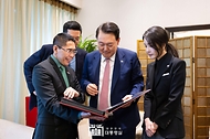 10월 9일 윤석열 대통령 부부는 싱가포르 국빈 방문을 마치고 라오스에서 열리는 아세안 정상회의 참석을 위해 출국했습니다.