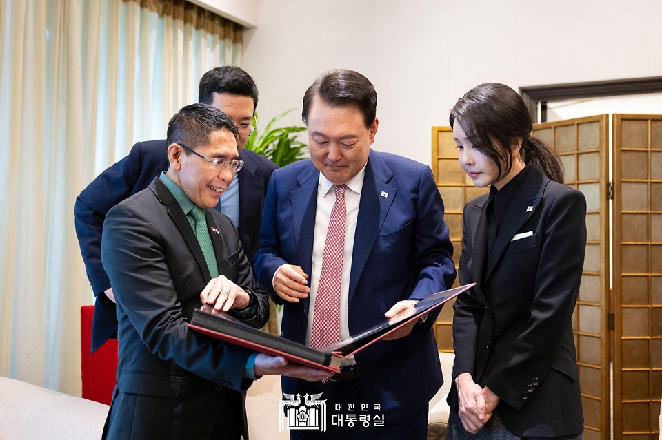 10월 9일 윤석열 대통령 부부는 싱가포르 국빈 방문을 마치고 라오스에서 열리는 아세안 정상회의 참석을 위해 출국했습니다.