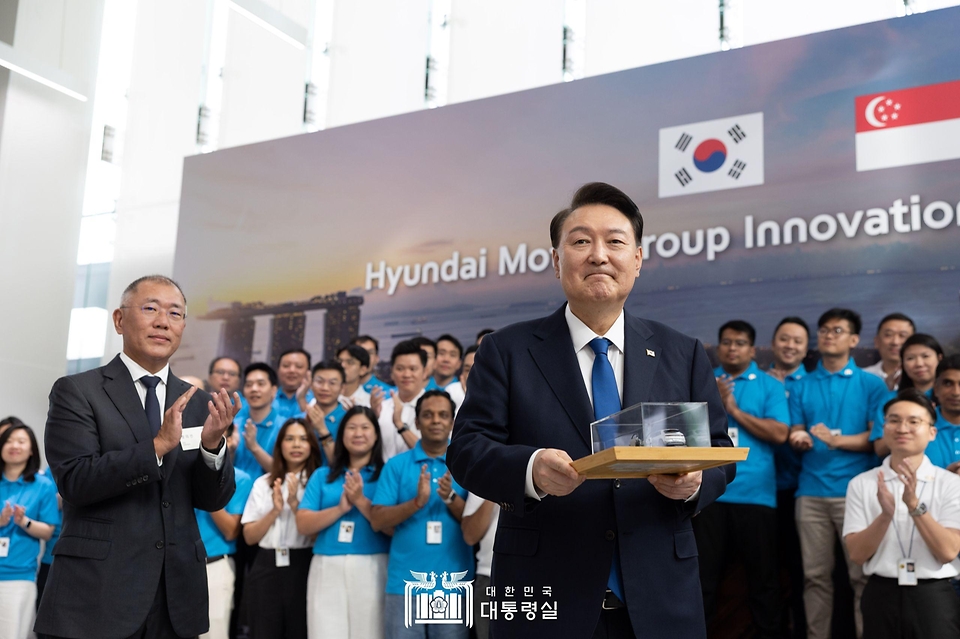 10월 8일 윤석열 대통령은 싱가포르의 주롱 혁신지구에 위치한 ‘현대차 글로벌 혁신센터’(이하 혁신센터)를 방문했습니다.