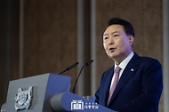 10월 9일 싱가포르를 국빈 방문 중인 윤석열 대통령은 동남아연구소(ISEAS: Institute of Southeast Asian Studies)가 주관하는 〈싱가포르 렉처〉에 참석해 〈자유, 평화, 번영의 인도-태평양을 위한 한반도 통일 비전〉이라는 주제로 연설을 했습니다.