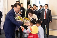 10월 9일 싱가포르를 국빈 방문 중인 윤석열 대통령 부부는 싱가포르 시내 호텔에서 현지 동포 약 160명을 초청해 오찬을 겸한 간담회를 가졌습니다.