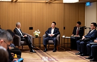 10월 8일 윤석열 대통령은 전직 싱가포르 총리인 리센룽 선임장관을 접견하고, 양국 관계와 지역 및 국제 정세에 대해 의견을 교환했습니다.