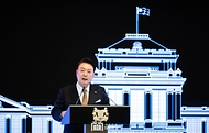 10월 8일 윤석열 대통령 부부는 타르만 산무가라트남 싱가포르 대통령 부부와 함께 국빈 만찬을 가졌습니다.