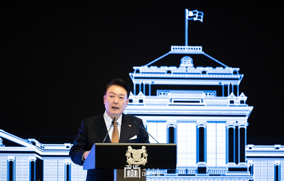 10월 8일 윤석열 대통령 부부는 타르만 산무가라트남 싱가포르 대통령 부부와 함께 국빈 만찬을 가졌습니다.