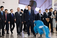 10월 8일 윤석열 대통령은 싱가포르의 주롱 혁신지구에 위치한 ‘현대차 글로벌 혁신센터’(이하 혁신센터)를 방문했습니다.