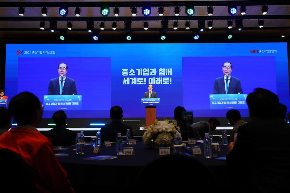 한덕수 국무총리가 8일 제주도 서귀포시 해비치호텔 제주에서 열린 2024 중소기업 리더스포럼 개막식에 참석, 격려사를 하고 있다.