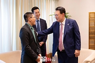 10월 9일 윤석열 대통령 부부는 싱가포르 국빈 방문을 마치고 라오스에서 열리는 아세안 정상회의 참석을 위해 출국했습니다.