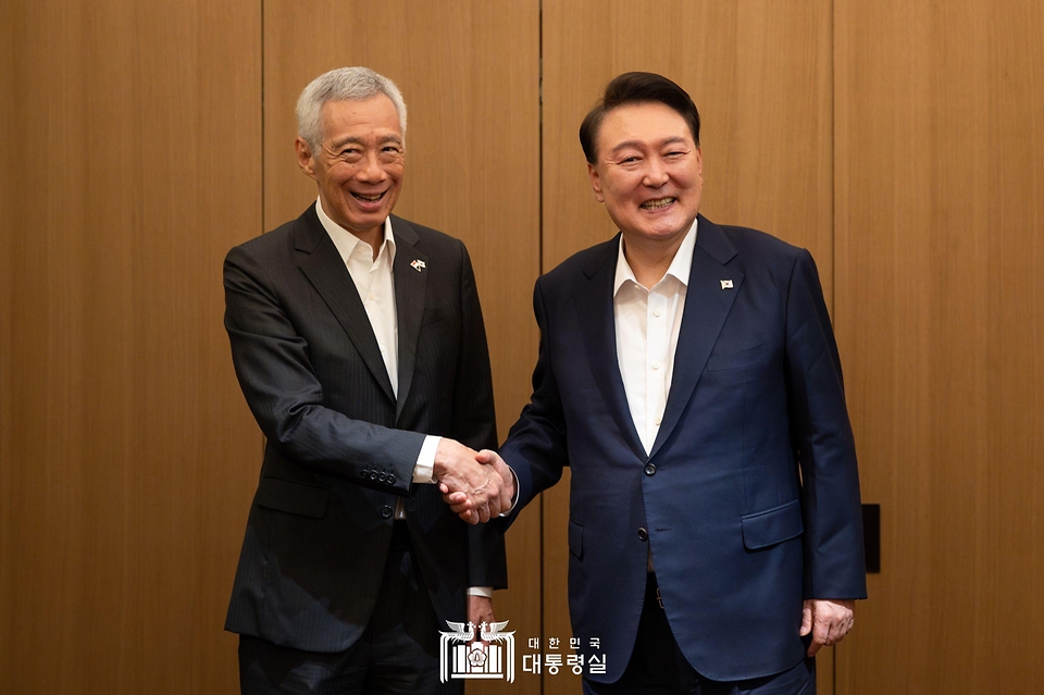 10월 8일 윤석열 대통령은 전직 싱가포르 총리인 리센룽 선임장관을 접견하고, 양국 관계와 지역 및 국제 정세에 대해 의견을 교환했습니다.