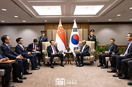 10월 8일 윤석열 대통령은 싱가포르 타르만 샨무가라트남 싱가포르 대통령과 면담을 가졌습니다.