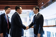 10월 8일 윤석열 대통령은 로렌스 웡 싱가포르 총리와 한-싱가포르 정상회담을 갖고, 양국 간 실질 협력 증진 방안을 논의했습니다.