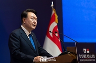 10월 8일 윤석열 대통령은 싱가포르의 시내 호텔에서 열린 「한-싱가포르 비즈니스 포럼」에 참석했습니다.