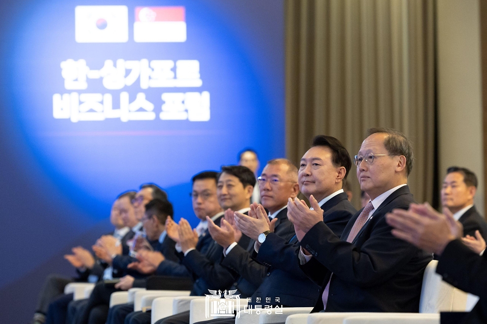 10월 8일 윤석열 대통령은 싱가포르의 시내 호텔에서 열린 「한-싱가포르 비즈니스 포럼」에 참석했습니다.