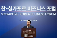 10월 8일 윤석열 대통령은 싱가포르의 시내 호텔에서 열린 「한-싱가포르 비즈니스 포럼」에 참석했습니다.